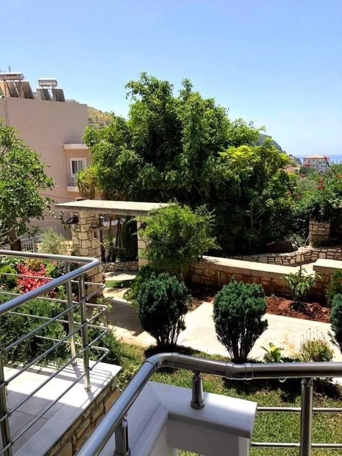 Spyridoula'S Guest House Himare Exteriör bild